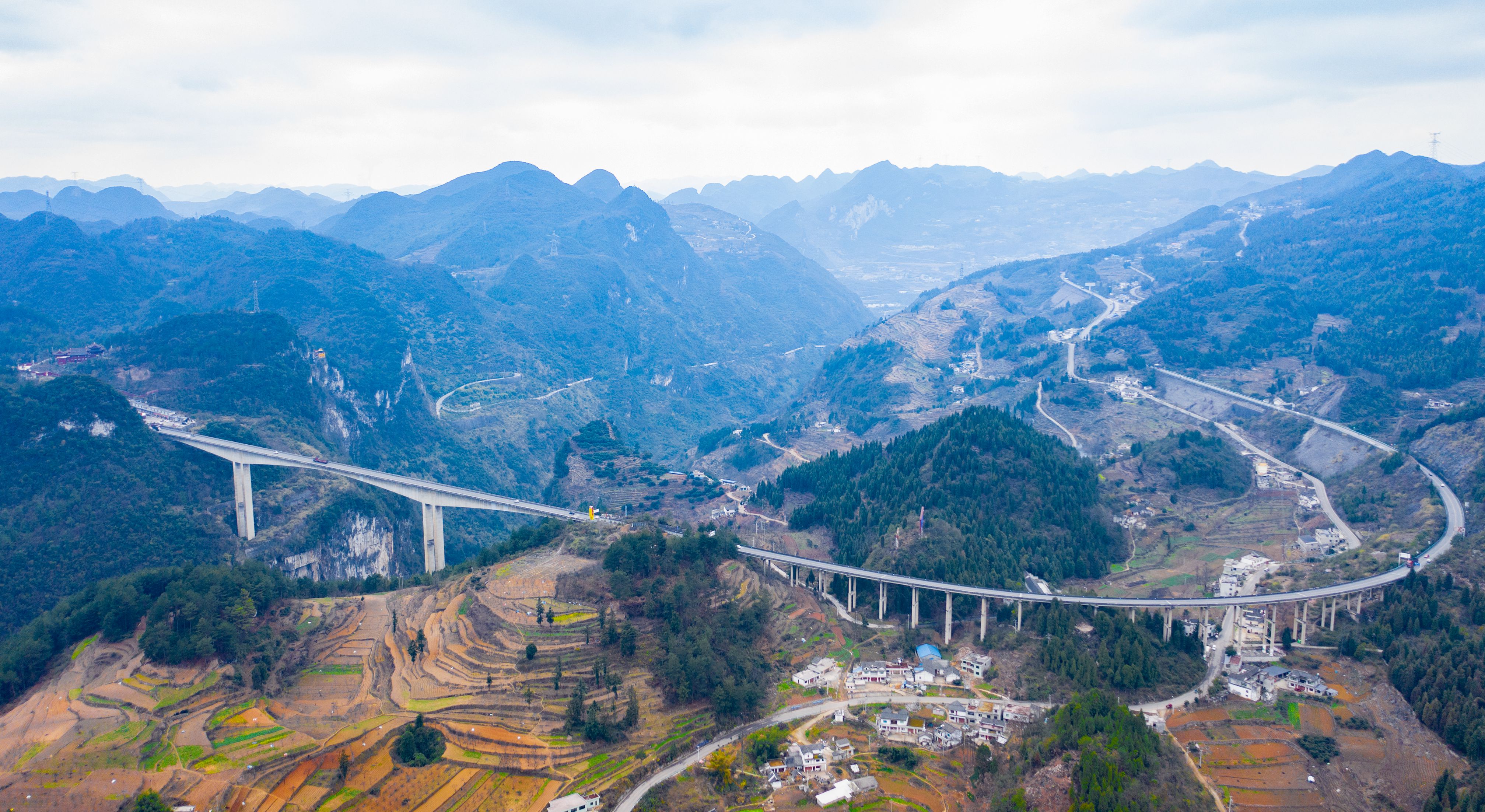 DJI_0813---貴陽至畢節(jié)高等級公路六廣河大橋。貴州日報天眼新聞記者  聞雙攝.JPG