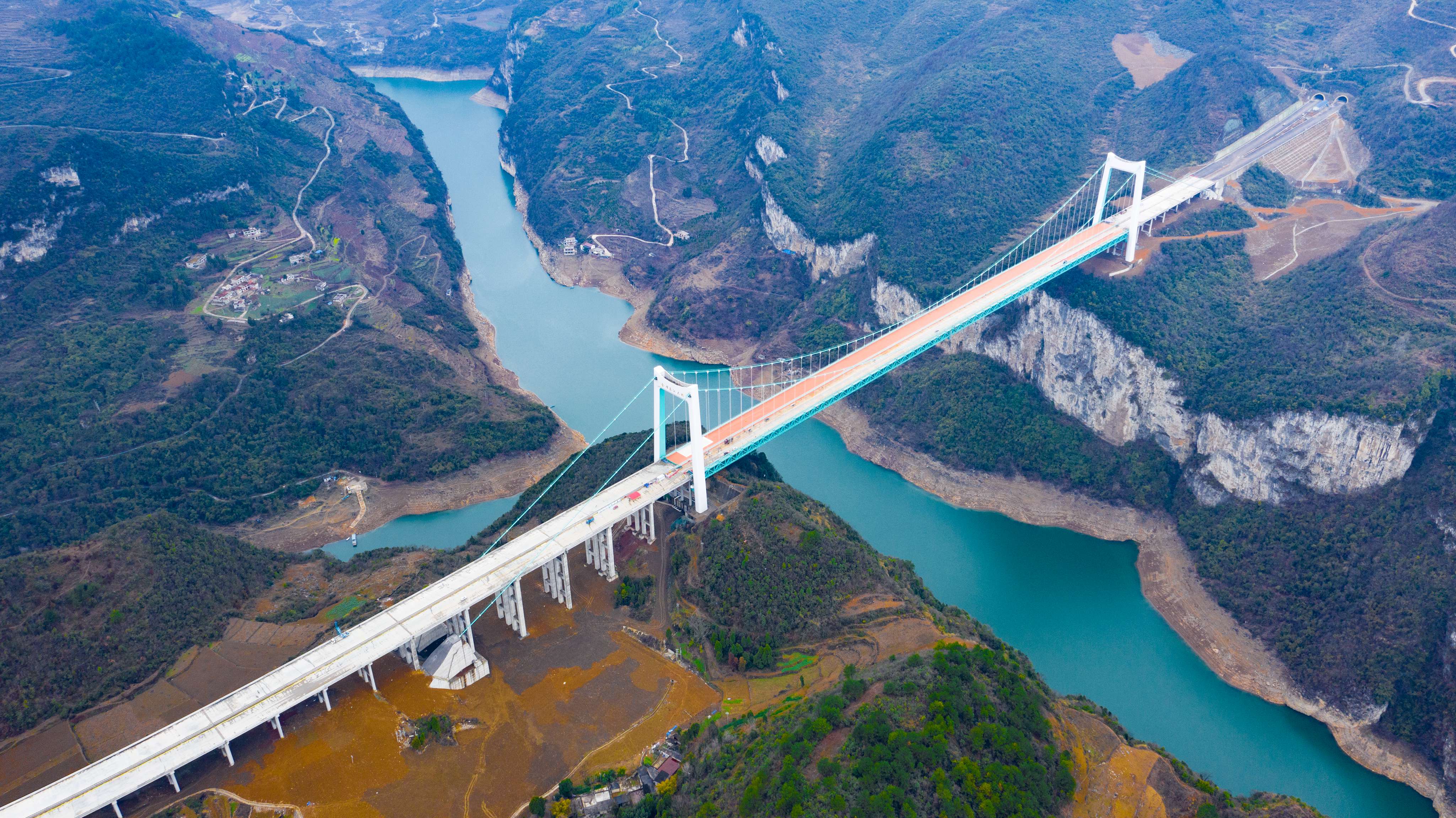 DJI_0765---貴（陽）經金（沙）至古（藺）高速公路金烽烏江大橋。貴州日報天眼新聞記者  聞雙攝.JPG