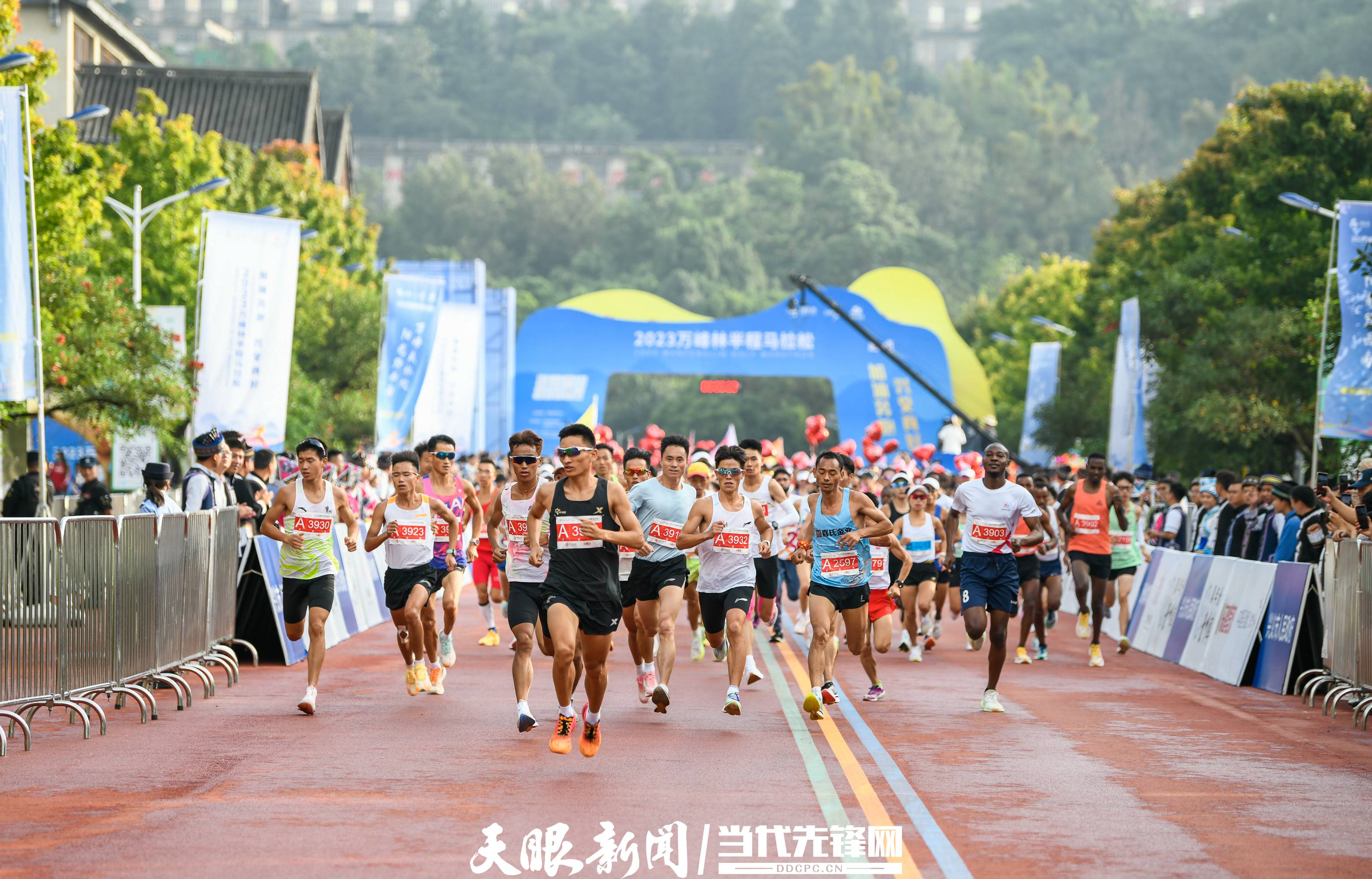 9月10日，參加貴州省黔西南布依族苗族自治州興義市2023萬峰林半程馬拉松的選手在賽道上激情奔跑。 (1).jpg