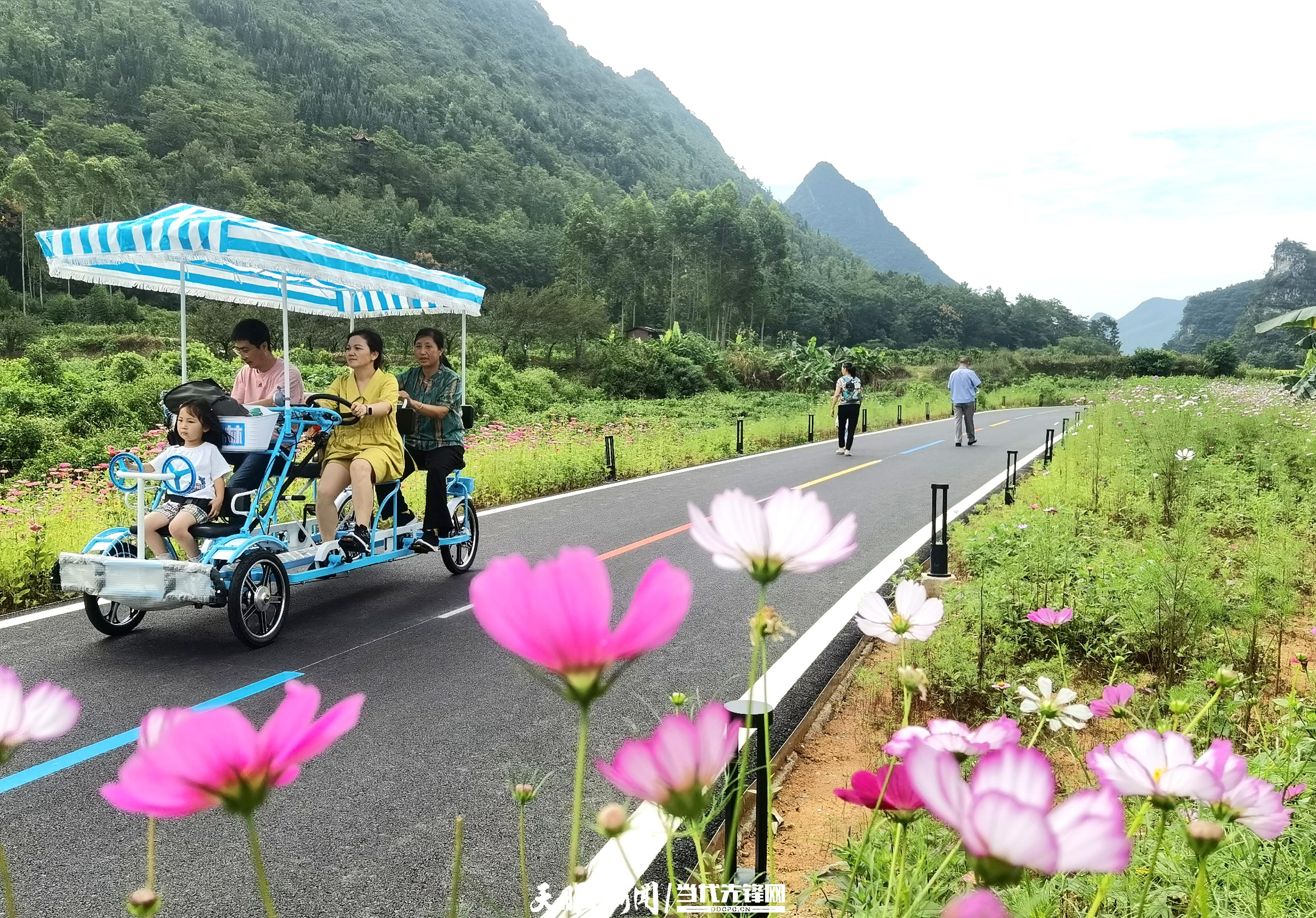 市民在賽道上感受美麗風景。祝慶慶 攝.jpg