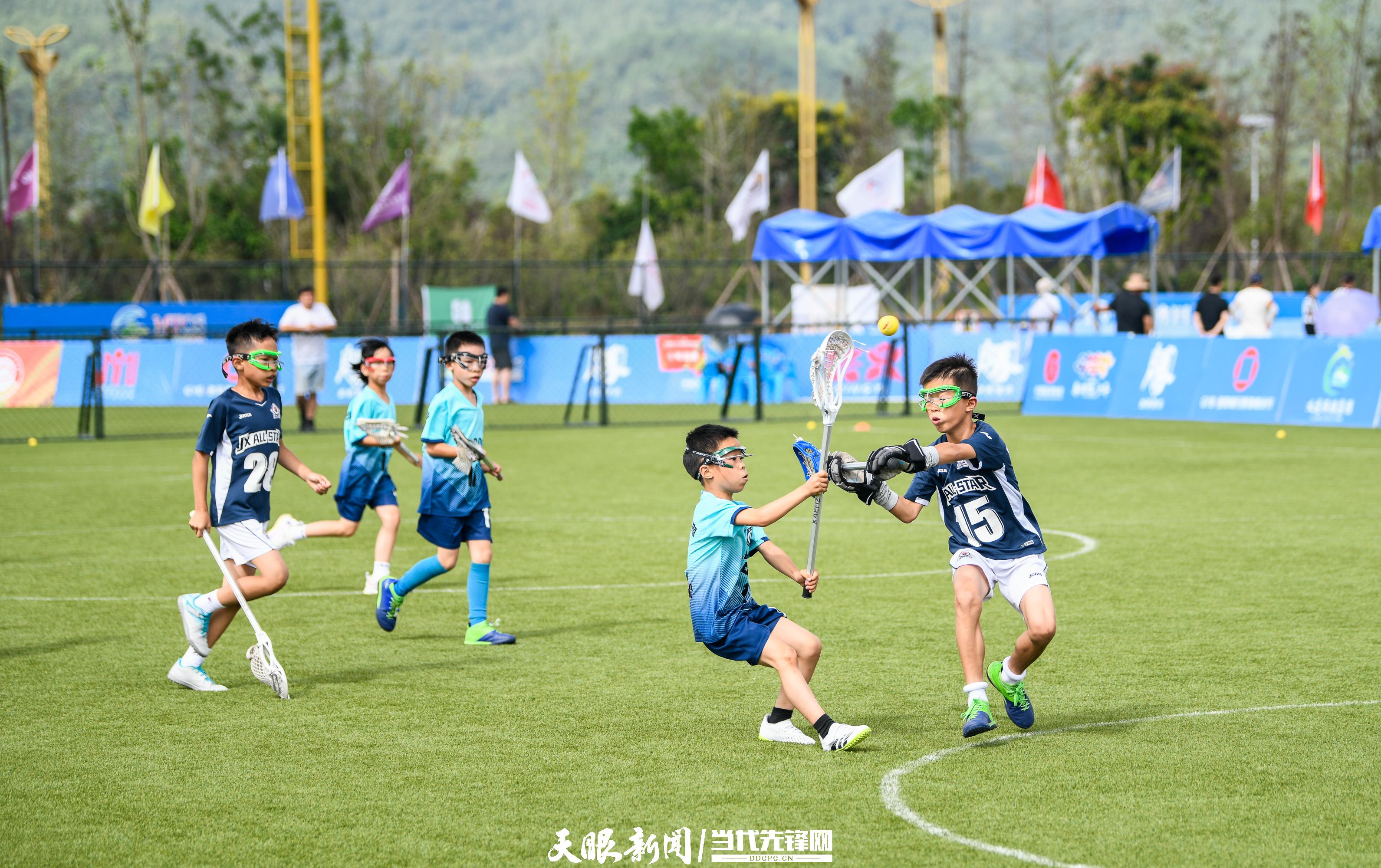 運動員在興義市義龍棒壘球體育公園參加全國青少年棍網(wǎng)球錦標賽比賽。 劉朝富 攝.jpg