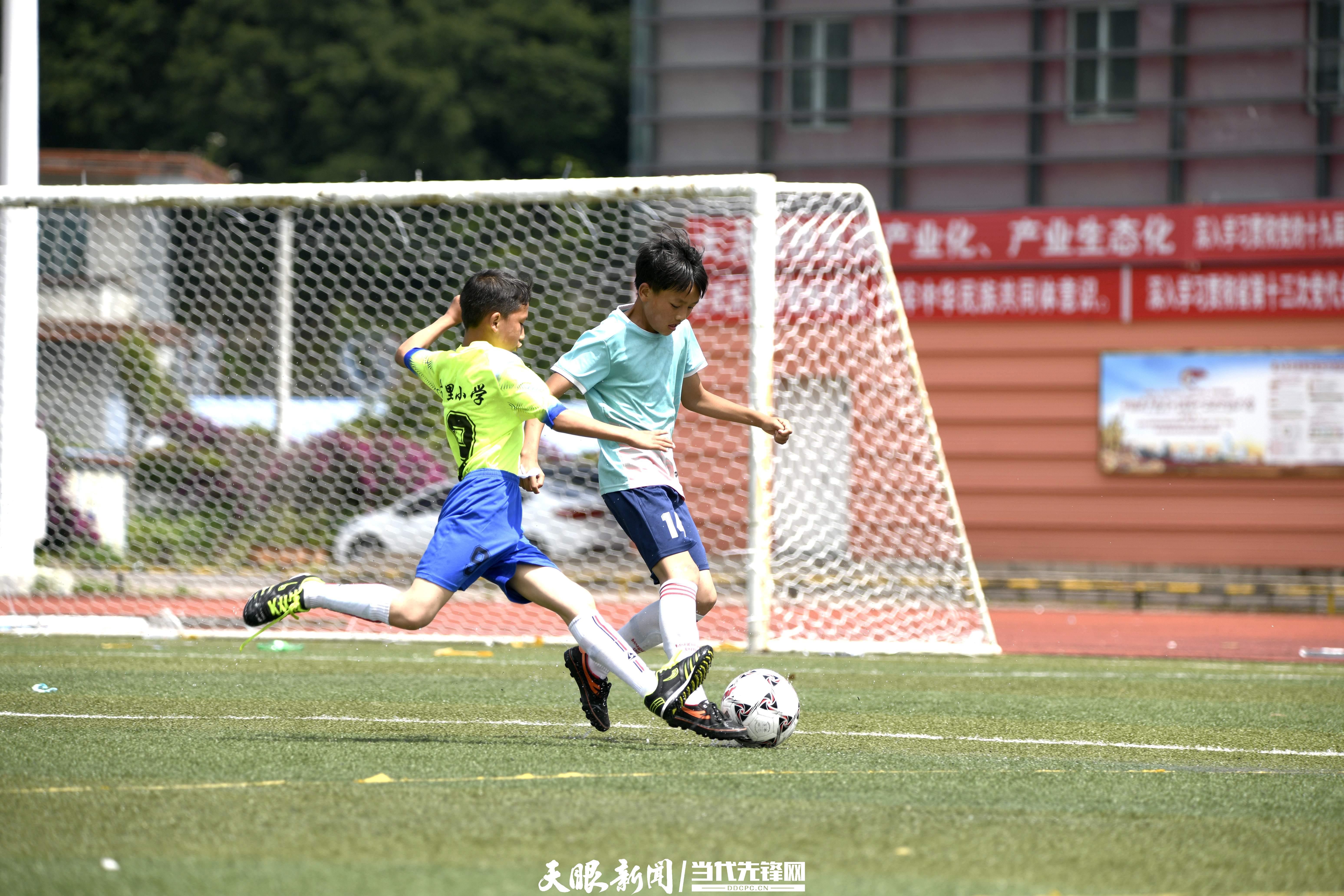 運動員在安龍縣教育園區(qū)運動場進行足球比賽。劉朝富 攝.JPG