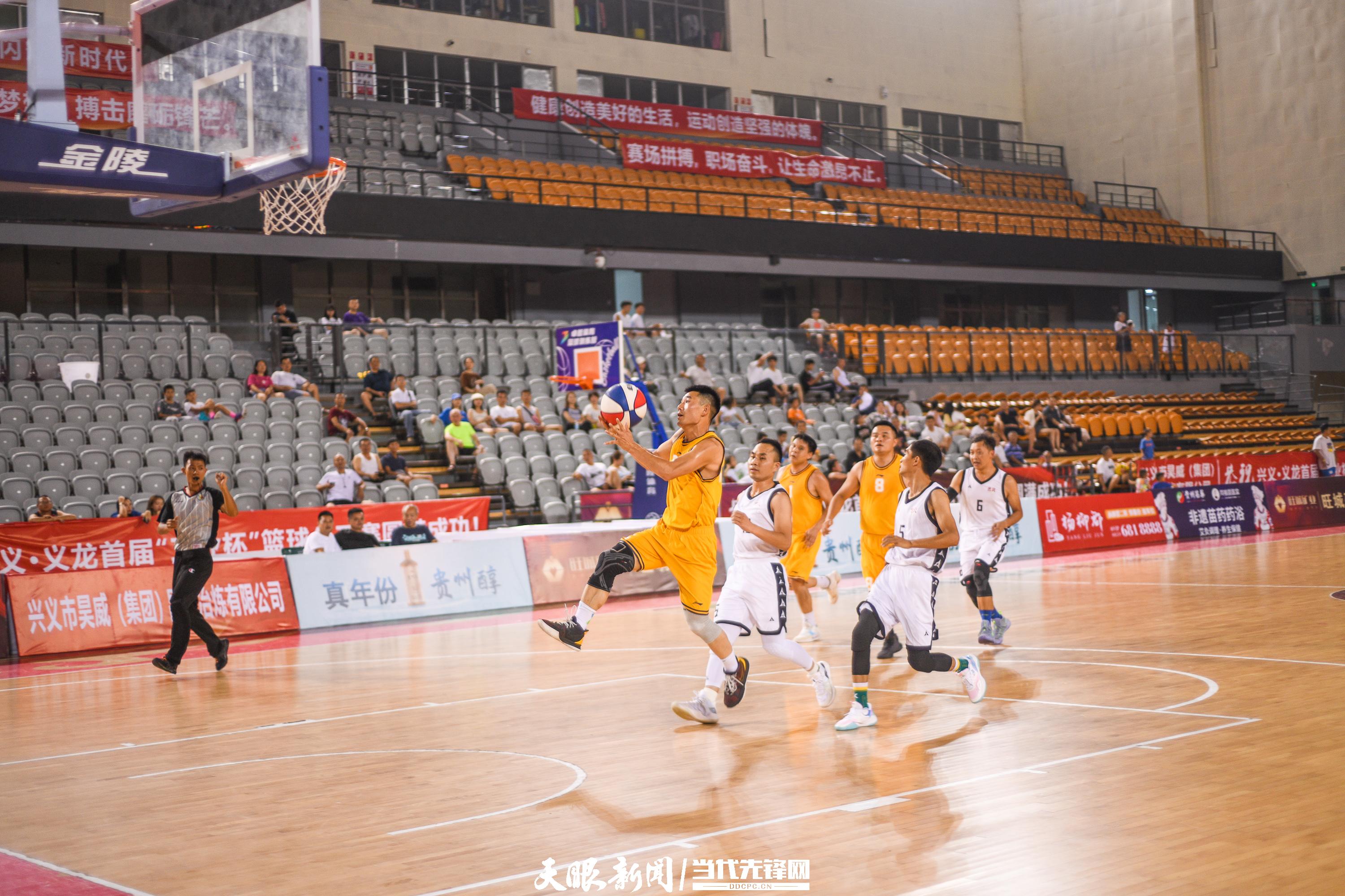運動員在興義市體育中心籃球館比賽。劉朝富 攝.jpg