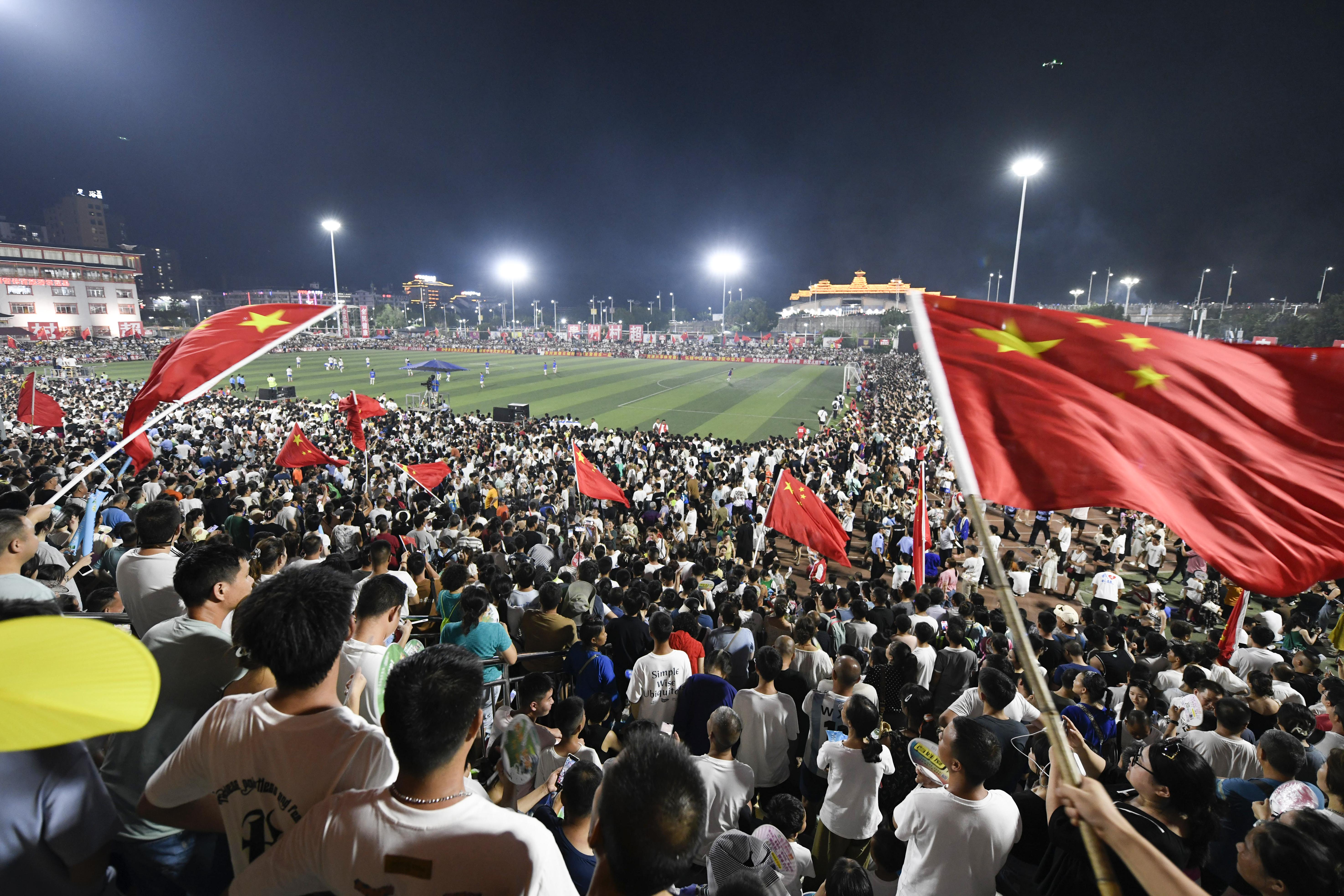 2023年7月29日，球迷在貴州省黔東南苗族侗族自治州榕江縣體育場觀看村超足球比賽。王超.JPG