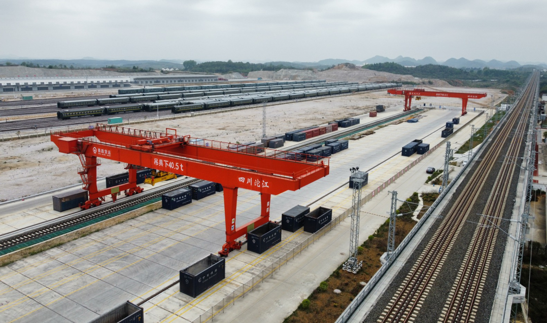 dji_fly_20240406------湖潮貨運(yùn)站位于貴陽樞紐西南角，銜接川黔、黔桂、滬昆等干線，承擔(dān)貴昆至湖林支線客貨到發(fā)和調(diào)車作業(yè)。貴州日報天眼新聞記者 杜朋城 攝影.jpg