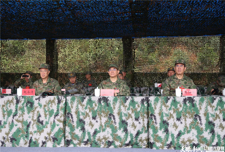 （審定）DPCL8664-2 - ----2024年7月31日，省委書記、省人大常委會(huì)主任、省軍區(qū)黨委第一書記徐麟，省委副書記、省長(zhǎng)、省國(guó)防動(dòng)員委員會(huì)主任李炳軍，省政協(xié)主席趙永清，省委副書記、省委政法委書記時(shí)光輝等集體參加“八一”軍事日活動(dòng)。圖為省黨政軍領(lǐng)導(dǎo)觀摩應(yīng)急救援、對(duì)抗射擊等活動(dòng)。貴州日?qǐng)?bào)天眼新聞?dòng)浾?杜朋城 攝影.jpg