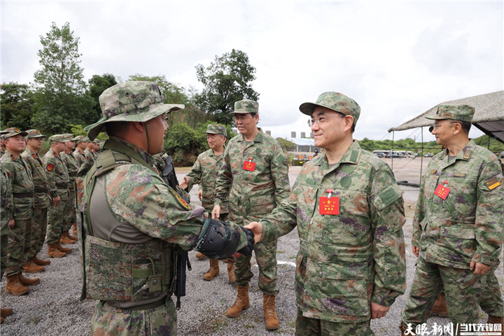 （審定）DPCL8988-2 - ----2024年7月31日，省委書記、省人大常委會(huì)主任、省軍區(qū)黨委第一書記徐麟，省委副書記、省長(zhǎng)、省國(guó)防動(dòng)員委員會(huì)主任李炳軍，省政協(xié)主席趙永清，省委副書記、省委政法委書記時(shí)光輝等集體參加“八一”軍事日活動(dòng)。圖為徐麟與官兵親切握手。貴州日?qǐng)?bào)天眼新聞?dòng)浾?杜朋城 攝影.jpg